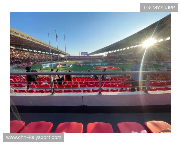 辽宁铁人后场出球被压迫，门前险些送出机会